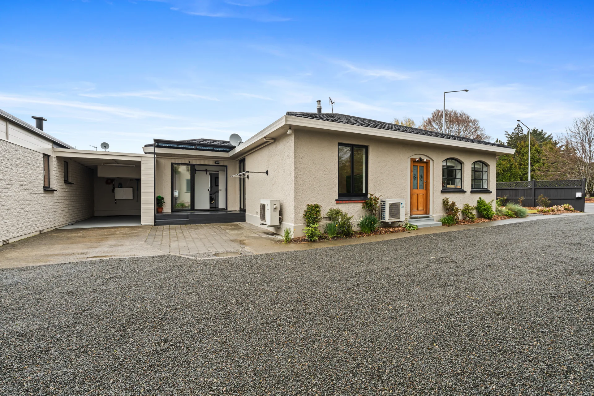 1/223 Queens Drive exterior and driveway