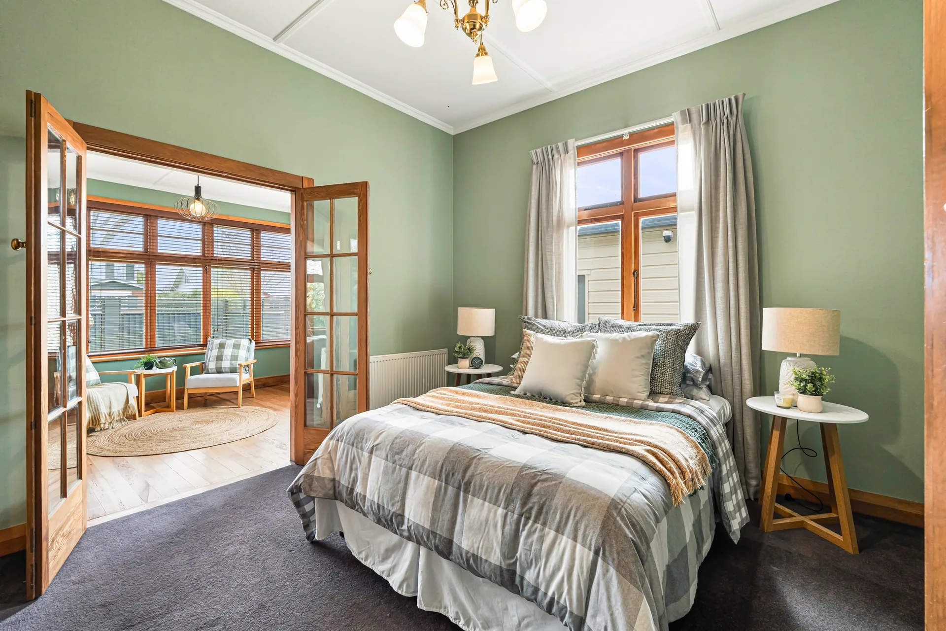 161 Duke Street bedroom with bay windows